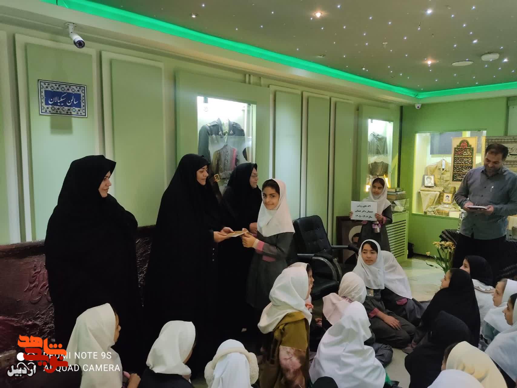 بازدید دانش‌آموزان دبستان دخترانه دکتر حسابی از موزه شهدای اردبیل+ عکس