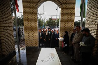 مسئولان به شهید گمنام بخش اسفرورین ادای احترام...