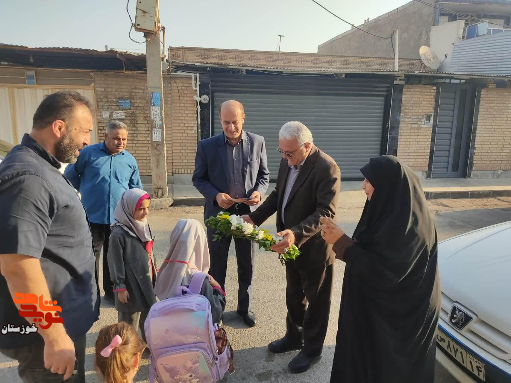 گزارش تصویری/ آیین بدرقه فرزند شهید «سعید اسماعیل وندی» از درب منزل تا مدرسه