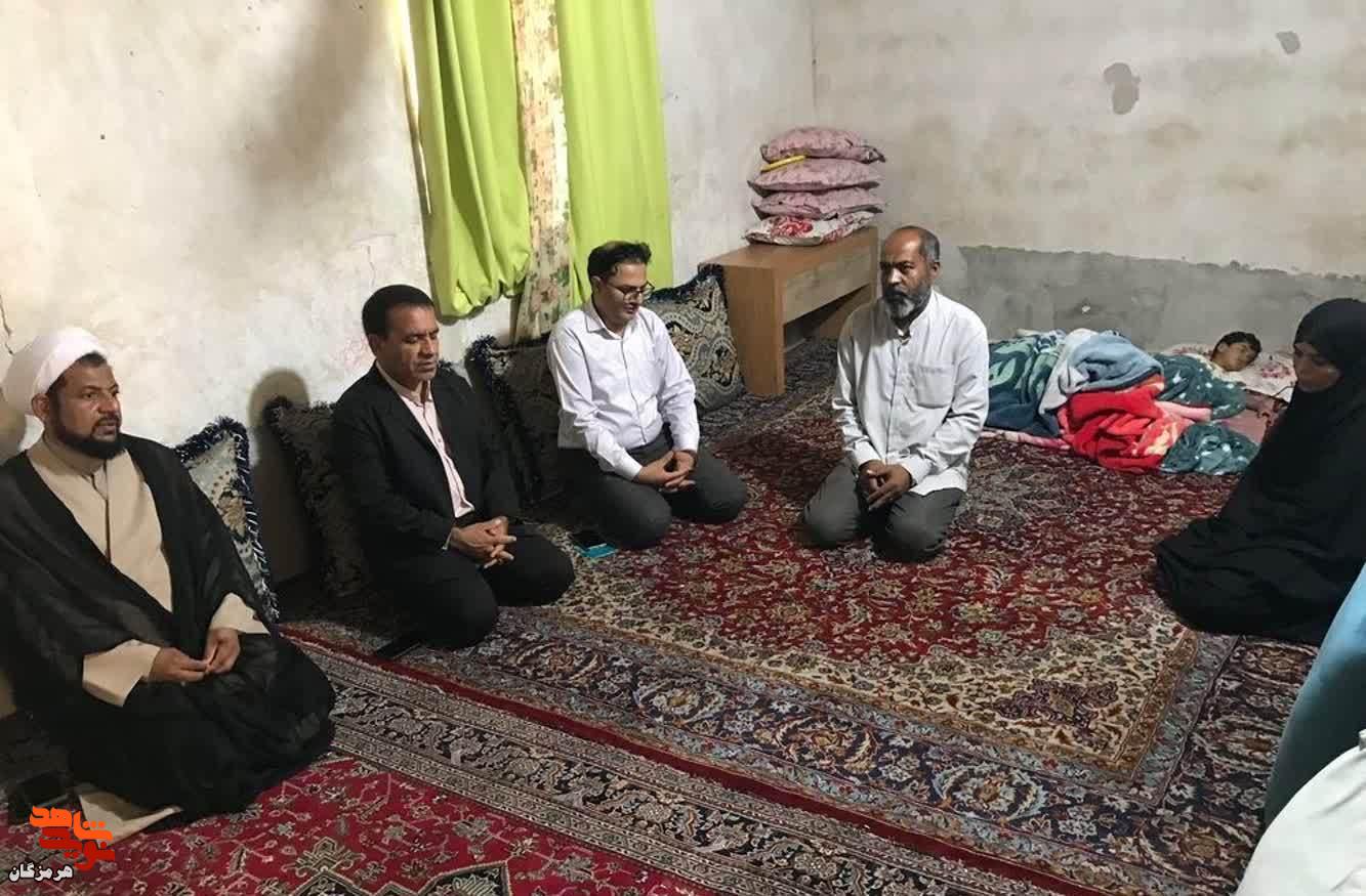 دیدار و تجلیل از خانواده شهید دانش‌آموز مدرسه شجره طیبه میناب