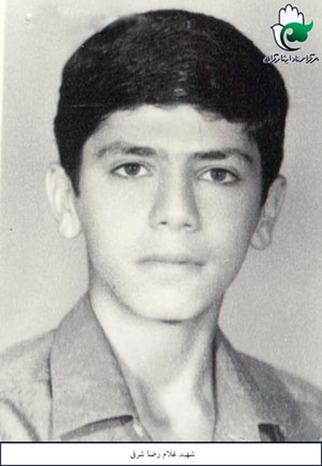 شهید غلامرضا شرفى / تولد :05/04/1348 / شهادت: :22/12/66
مگر كسى مى تواند ادعاى مسلمان بودن نمايد ودراين موقع حساس كه سرزمينهاى مقدس اسلامى مورد هجوم ملحدان قرارگرفته ساكت بنشيند وبى تفاوت باشد ودرحالى كه مشاهده مى نمايد كه اين زمان زمان ايثار وفداكارى است چنانچه درخود آمادگى دفاع ازاسلام را مى بيند وحركت نمى كند بداند كه درزمره مغضوب عليهم است خود را به استهزاء و تمسخر گرفته است .