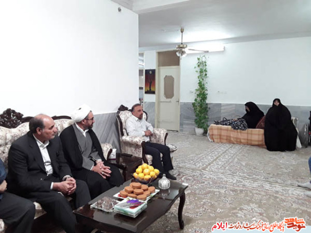 تجلیل نماینده محترم ولی فقیه در استان و امام جمعه ایلام به همراه مدیر کل بنیاد شهید از تعدادی از  خانواده های معظم شهدا و ایثارگران