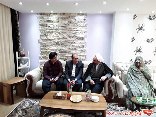 تجلیل نماینده محترم ولی فقیه در استان و امام جمعه ایلام به همراه مدیر کل بنیاد شهید از تعدادی از  خانواده های معظم شهدا و ایثارگران