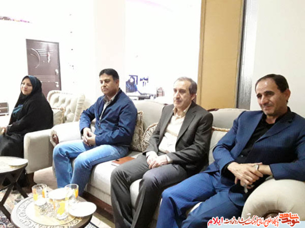 تجلیل نماینده محترم ولی فقیه در استان و امام جمعه ایلام به همراه مدیر کل بنیاد شهید از تعدادی از  خانواده های معظم شهدا و ایثارگران