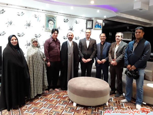تجلیل نماینده محترم ولی فقیه در استان و امام جمعه ایلام به همراه مدیر کل بنیاد شهید از تعدادی از  خانواده های معظم شهدا و ایثارگران