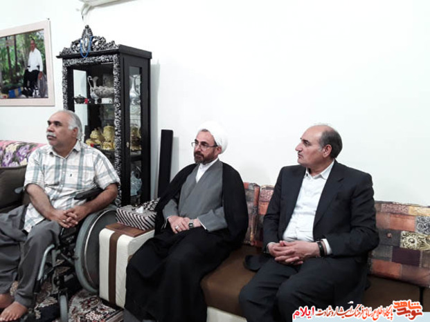 تجلیل نماینده محترم ولی فقیه در استان و امام جمعه ایلام به همراه مدیر کل بنیاد شهید از تعدادی از  خانواده های معظم شهدا و ایثارگران