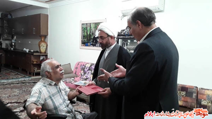 تجلیل نماینده محترم ولی فقیه در استان و امام جمعه ایلام به همراه مدیر کل بنیاد شهید از تعدادی از  خانواده های معظم شهدا و ایثارگران