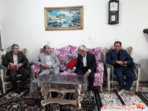 تجلیل نماینده محترم ولی فقیه در استان و امام جمعه ایلام به همراه مدیر کل بنیاد شهید از تعدادی از  خانواده های معظم شهدا و ایثارگران