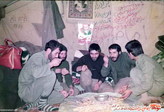 رزمندگان لشکر 17 در حال غذا خوردن 1364