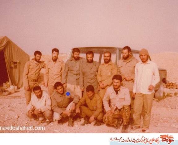 شهیدهادی لرستانی- نفر دوم سمت چپ نشسته