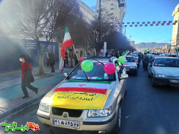 مزین شدن خودروهای مشهدی به اشعار انقلابی:
« ای رهبر آزاده، آماده ایم آماده »