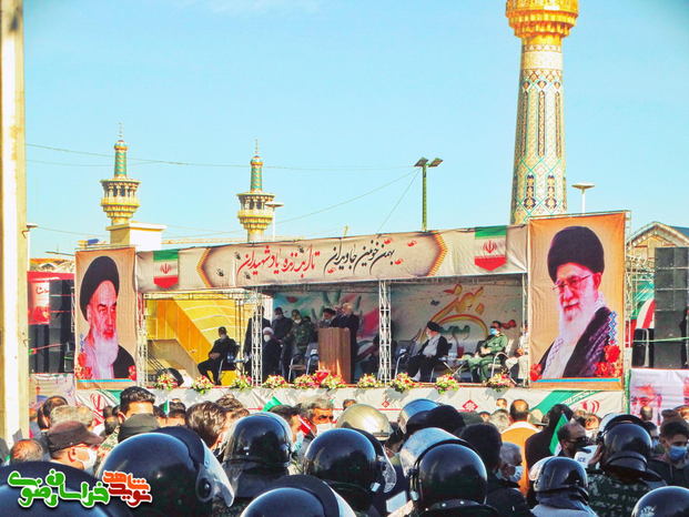 عبور موتور سواران نیروهای انتظامی و نظامی از مقابل جایگاه در میدان بیت‌المقدس مشهد 