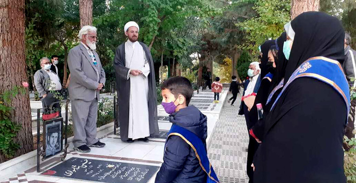 محفل رواتگری سیره شهدا به مناسبت هفته بسیج دنش‌آموزی با حضور دانش‌آموزان شاهرودی در گلزار شهدای شهرستان شاهرود