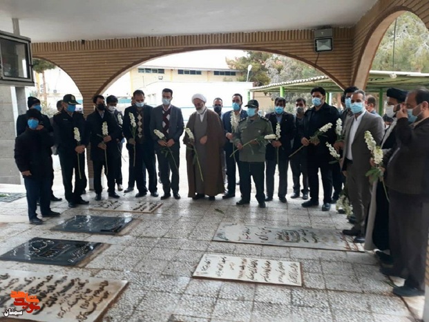 مراسم مهمانی لاله‌ها در گلزار شهدای شهرستان آرادان - چهاردهم بهمن‌ماه ۱۴۰۰