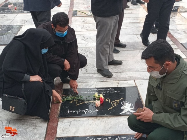 مراسم مهمانی لاله‌ها در گلزار شهدای امامزاده اشرف شهرستان سمنان - چهاردهم بهمن‌ماه ۱۴۰۰