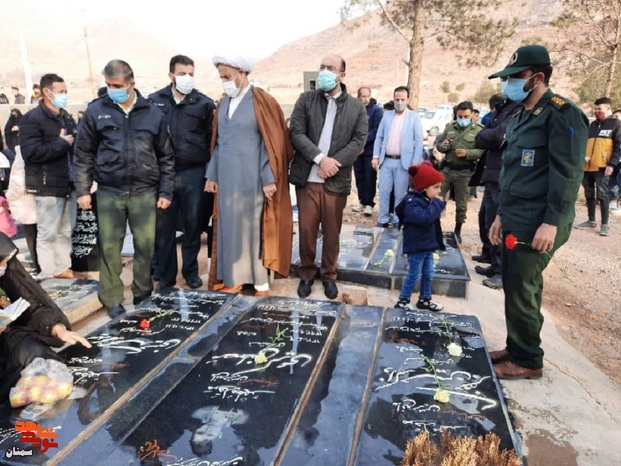 مراسم مهمانی لاله‌ها در گلزار شهدای شهرستان مهدیشهر - چهاردهم بهمن‌ماه ۱۴۰۰