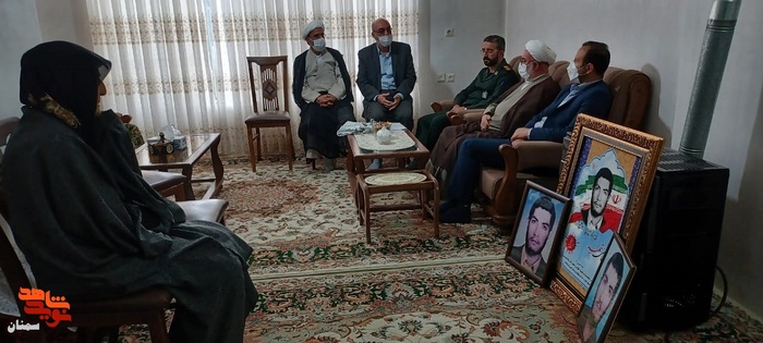 دیدار مسئولان شاهرودی با خانواده معزز شهیدان والامقام ابراهیم و مجیدرضا حقیقت - سه شنبه بیستم اردیبهشت ماه ۱۴۰۱ شهرستان شاهرود