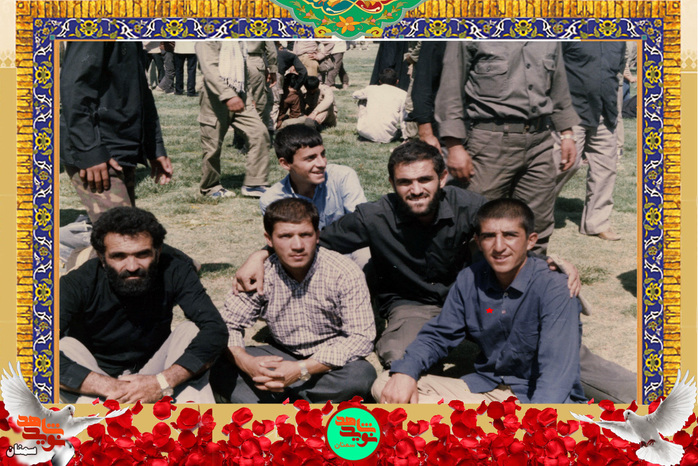 نفر سمت راست شهید رضا شجاعیان