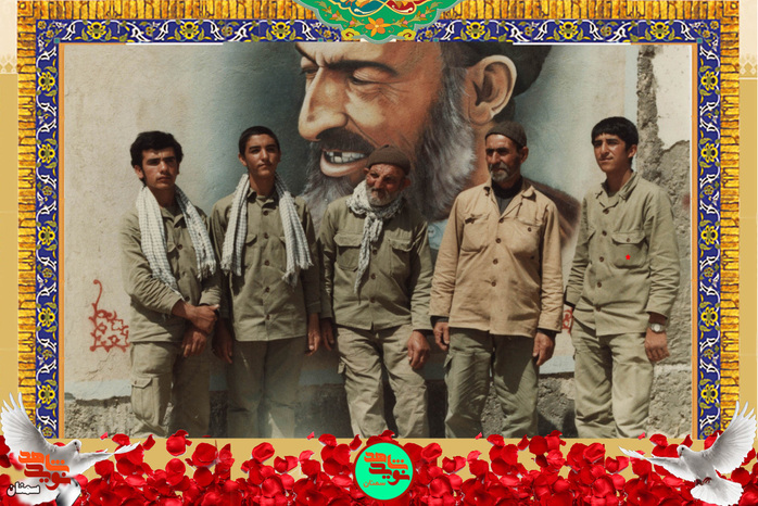 نفر سمت راست شهید رضا شجاعیان
