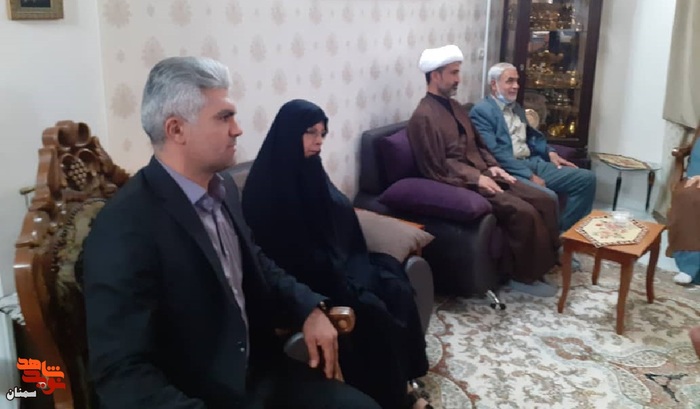 دیدار استاندار سمنان و مسئولان شهرستان شاهرود با خانواده معزز شهید گران‌قدر غلام موثق - هفتم شهریورماه ۱۴۰۱