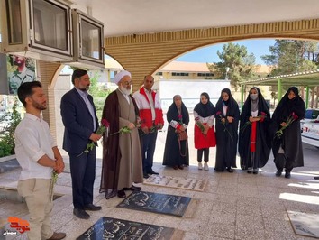 گلباران قبور مطهر شهدا به مناسبت روز جهانی هلال احمر- هفدهم اردیبهشت‌ماه ۱۴۰۲ گلزار شهدای شهرستان آرادان