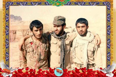نفر سمت چپ شهید علی‌اکبر ابراهیمی