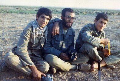 از چپ: محمد کزازی - شهید سیدعباس سجادی - محمد آشوری